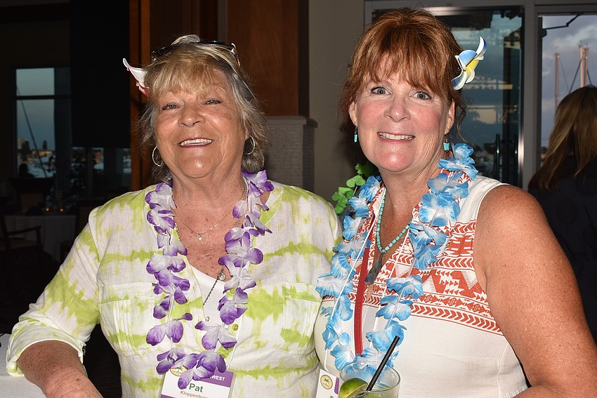 Pat Kloppenburg and Diane Adams caught up before dinner began.