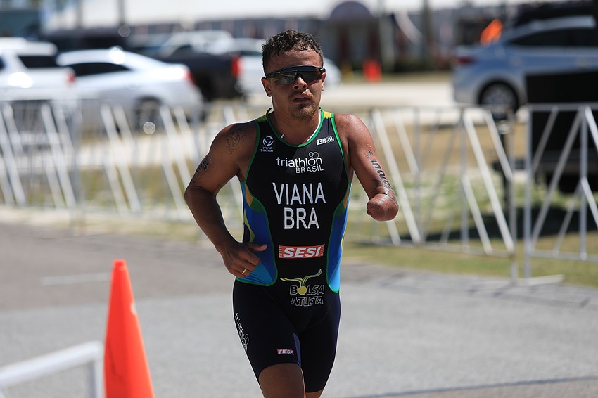 Carlos Viana runs through the park.