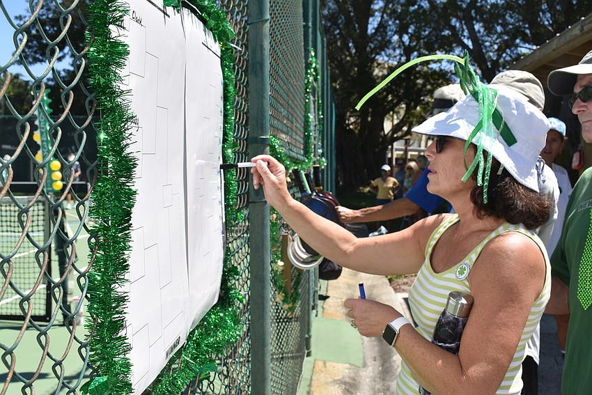Gretchen Burns updates the bracket.