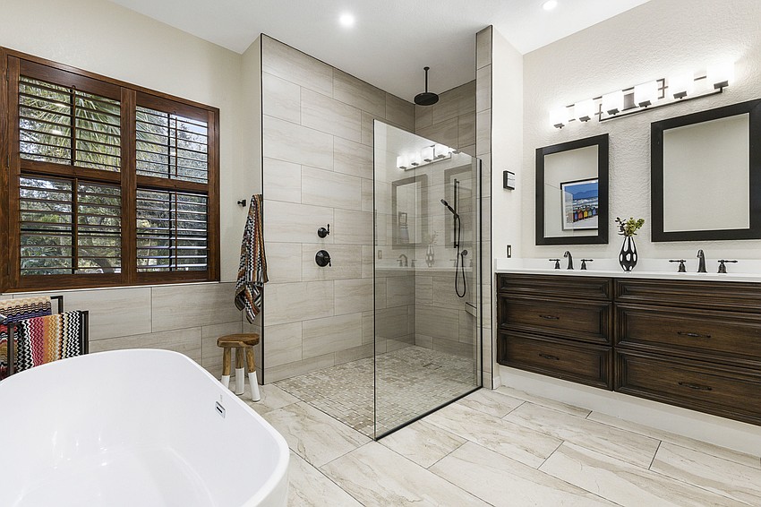 The master bath. (Courtesy Jimmy Rabon, Berkshire Hathaway HomeServices Florida)