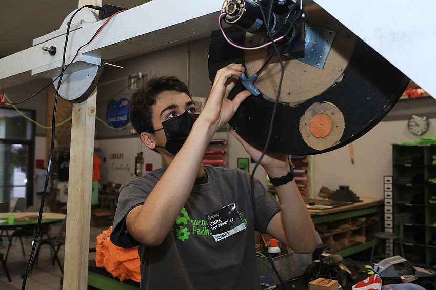 Emre Muessemeyer prepares the pendulum.