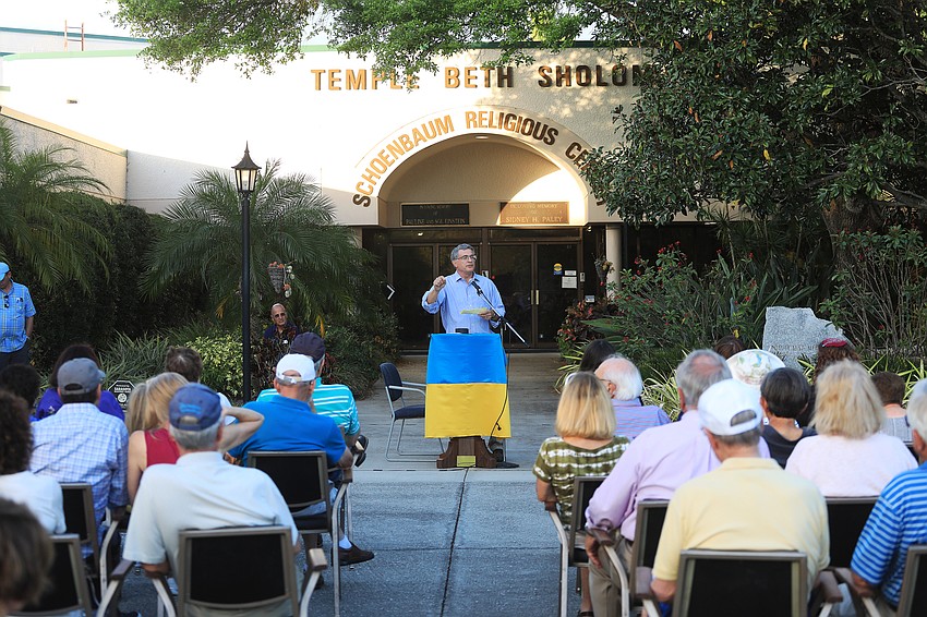 Rabbi Benjmin Shull of the Jewish Congregation of Venice speaks to the crowd.