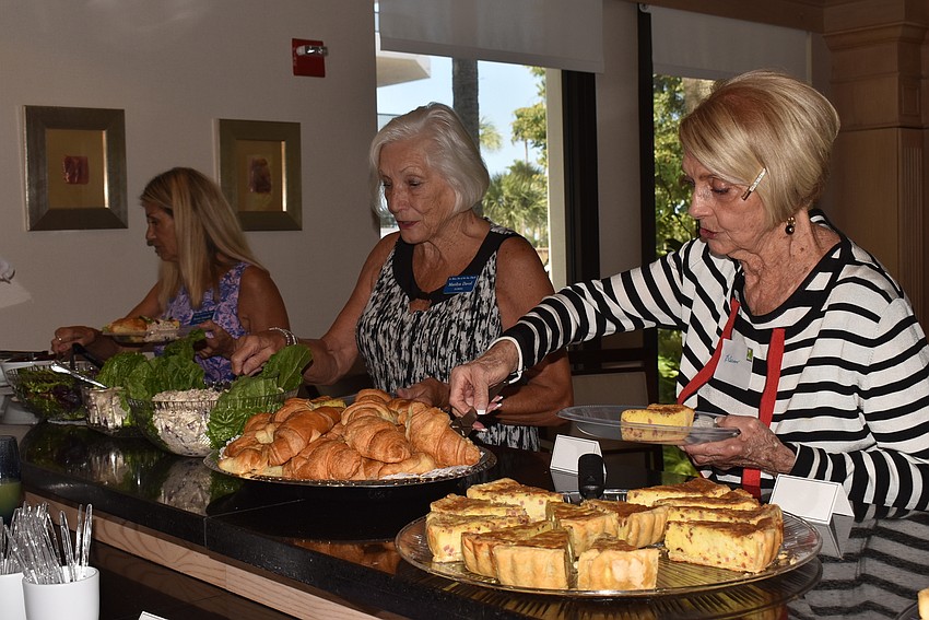 Attendees grabbed lunch before settling in with their fellow new members.