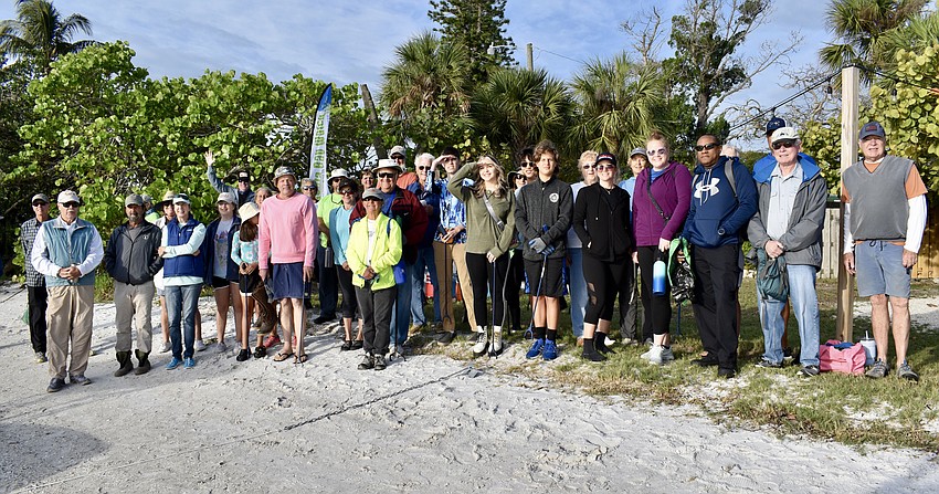 Before embarking on small boats, the volunteer crew posed for a team photo.