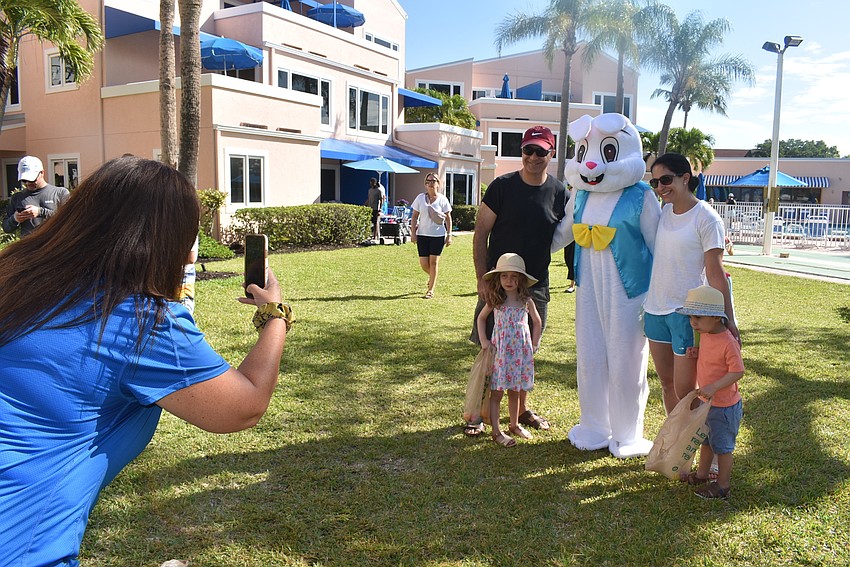 Heather Diggens snaps a photo of Cory, Aved, Noah and Layla Dehnee.