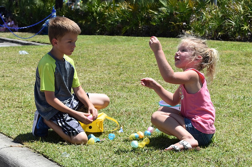 Sarasota's Lucas Hawn, who is 6, and Venice's Sydney Coulthurst, who is 4, compare their findings.
