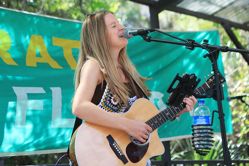 Laura Hedderman sings for the crowd.
