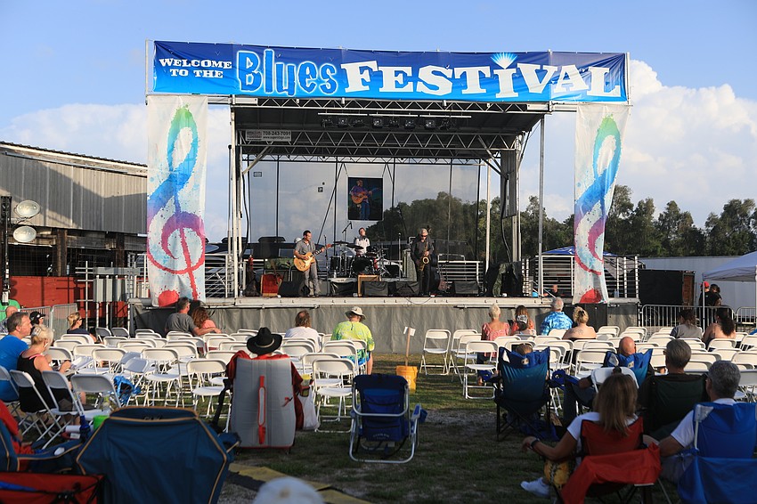 Guests relaxed in the sun and shade and listen to music.