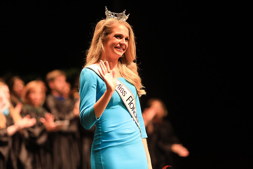 Leah Roddenberry delivers the commencement address.