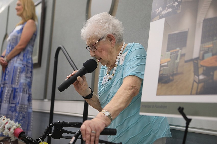 Carolyn Kaplan leads the assembled audience into eating lunch.