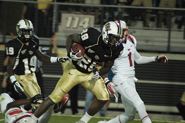 Photo by: Isaac Babcock - Latavius Murray races toward the end zone in UCF's rout of SMU Nov. 3.