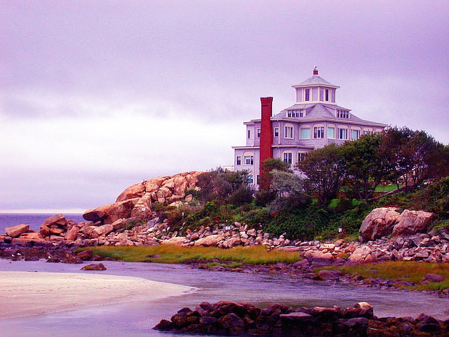 Photo courtesy of freeimages.com - Falling in love with a home you suspect may be overpriced can be a dangerous trap. But there can be quite a bit of wiggle room on the price, especially with luxury homes costing $500,000 or more.