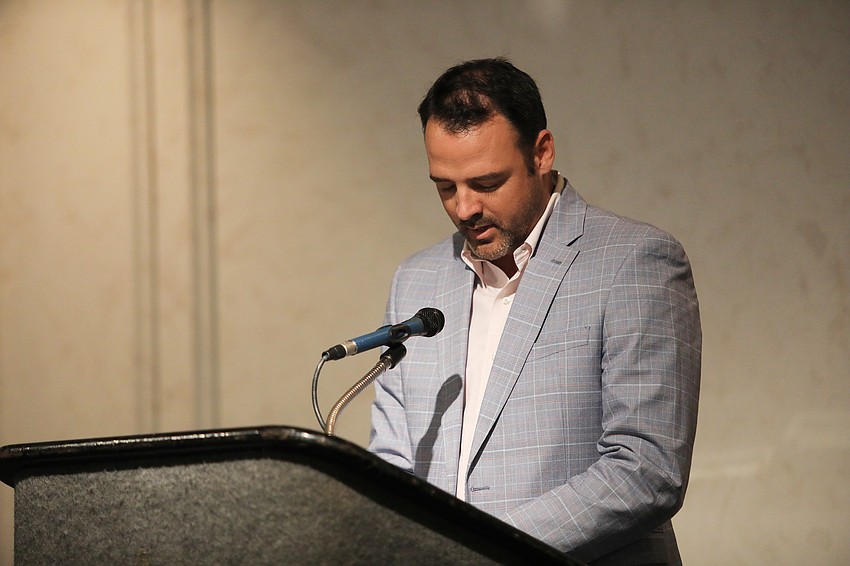 Joe Hembree prays with the attendees.