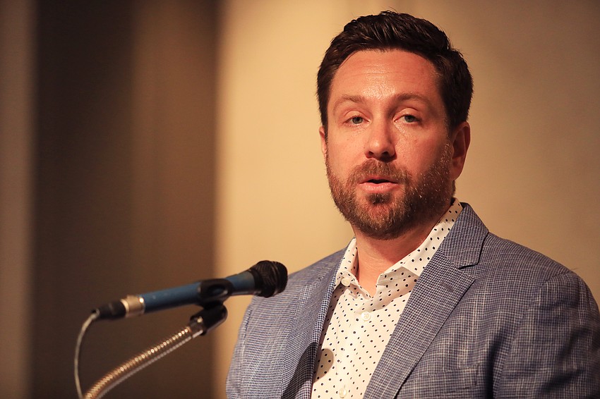 Taylor Aultman recites the pledge of allegiance with the audience.