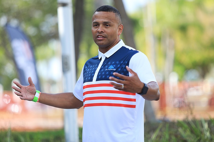 Carlos Moreira welcomes the crowd and outlines the walk.