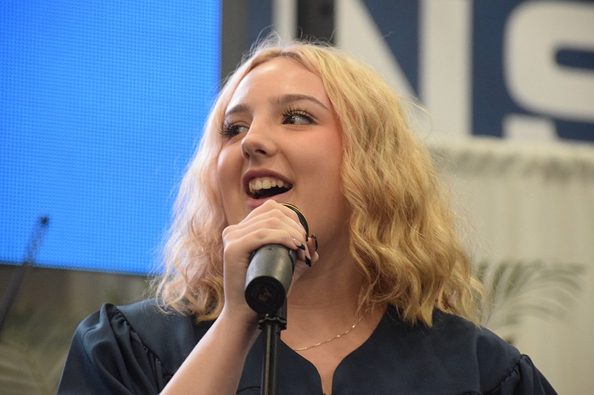 Madisyn Wandall sings 