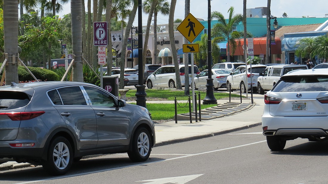 St. Armands Circle paid parking data shows visits to the Lido Key business district remains robust even after season. (Andrew Warfield)