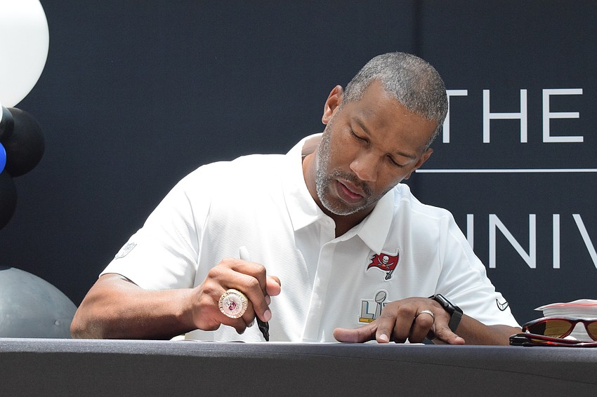 Alex Smith, a former tight end for the Tampa Bay Buccaneers gives dads an early Father's Day gift of an autograph.