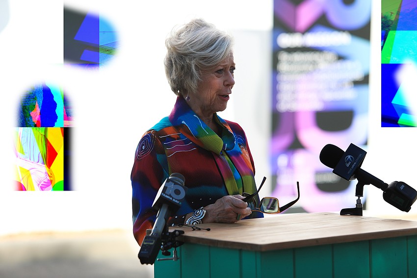 Roxie Jerde regales the audience with when she met O'Neil.