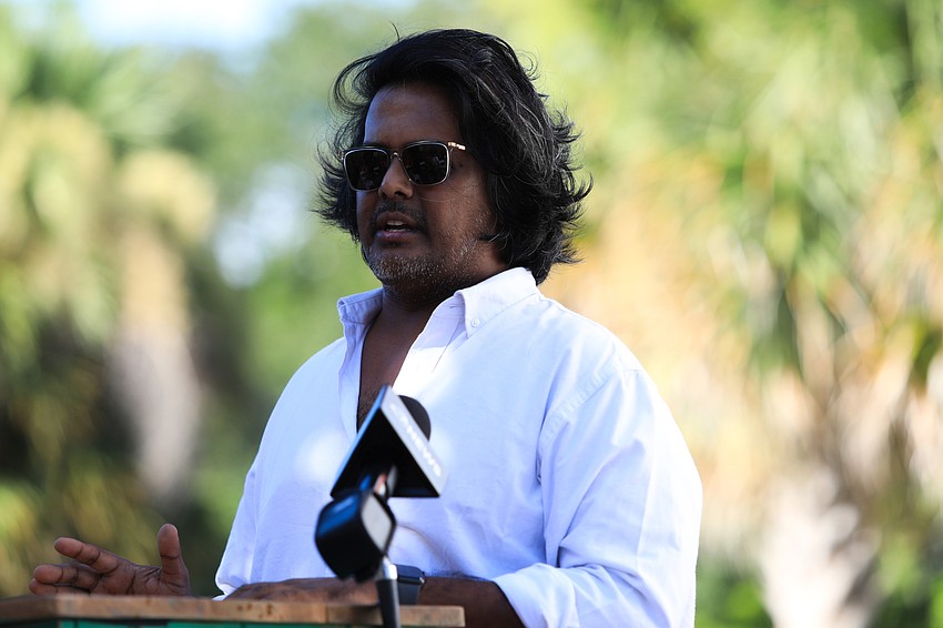 DreamLarge found Anand Pallegar welcomes the audience.