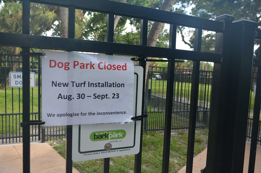 A sign is posted at the entrance of the Bayfront Dog Parks to notify park-goers of the closure. (Photo by Lauren Tronstad)