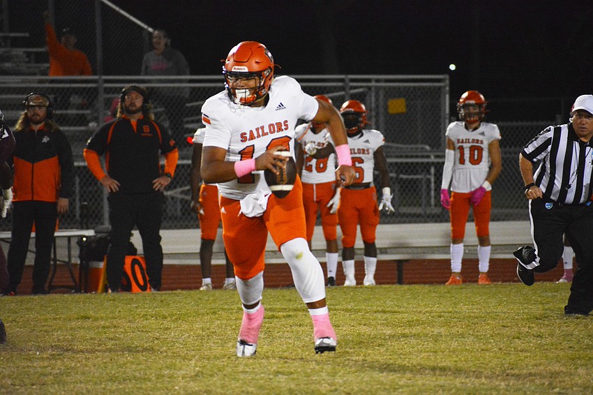 Former Sarasota High quarterback Alexander Diaz will play for Booker High in 2023.