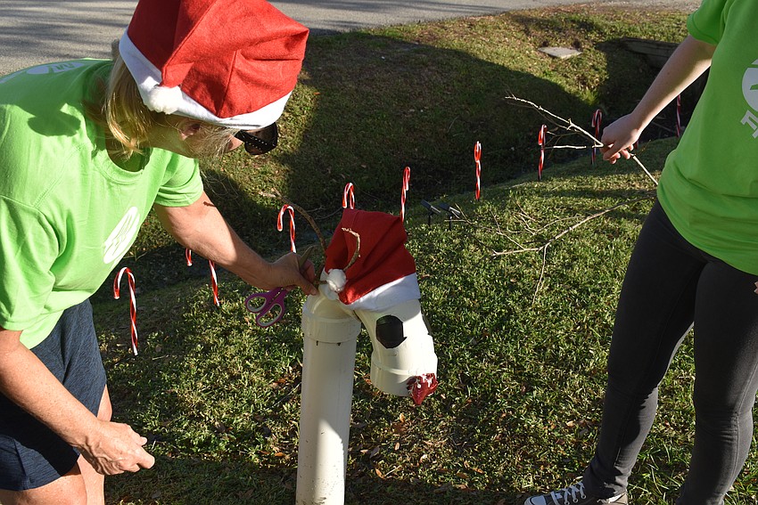 Antonia Ripo creates a reindeer