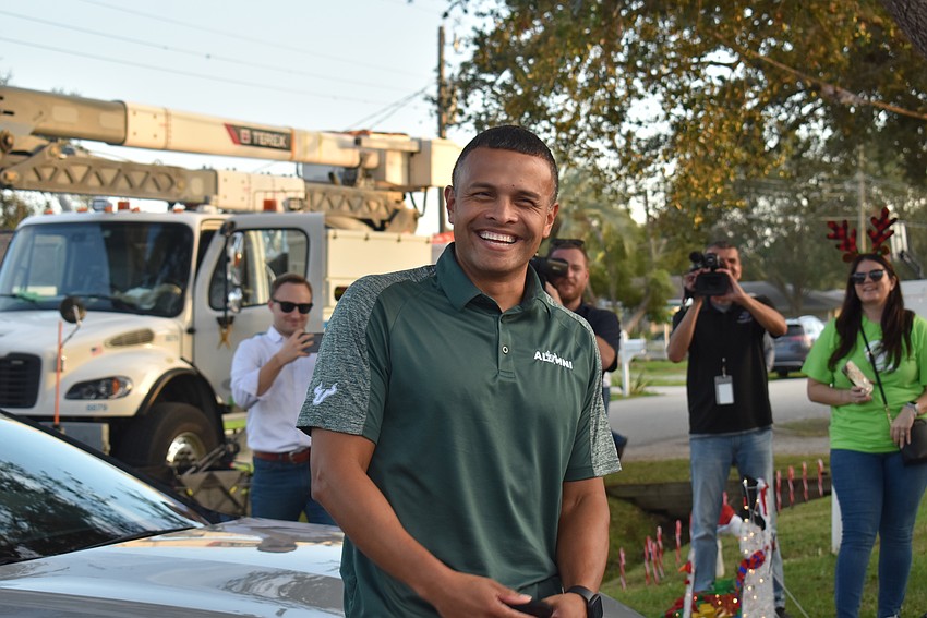 Carlos Moreira in surprise by the kind gesture of FPL and USF volunteers.