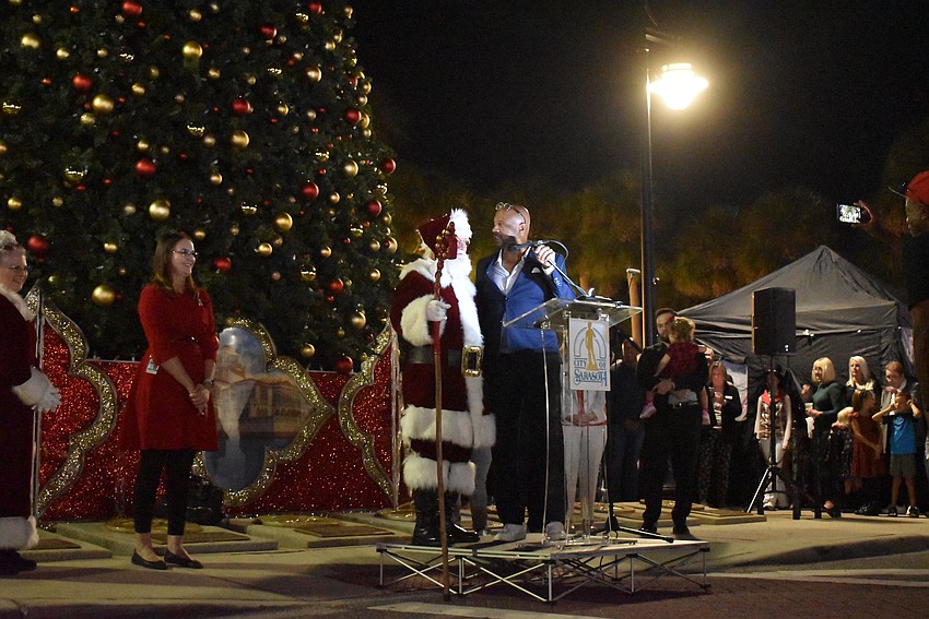 Mr. Claus and Sarasota Mayor Battie begin the grand countdown to light the tree.