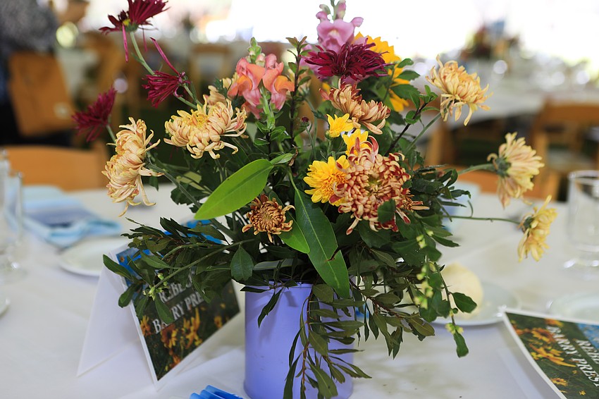 The fundraiser had a relaxed but elegant atmosphere.