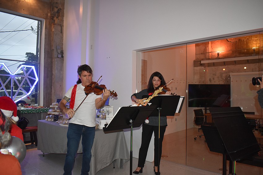 Sean O'Neil and Milene Moreire perform a violin duet.