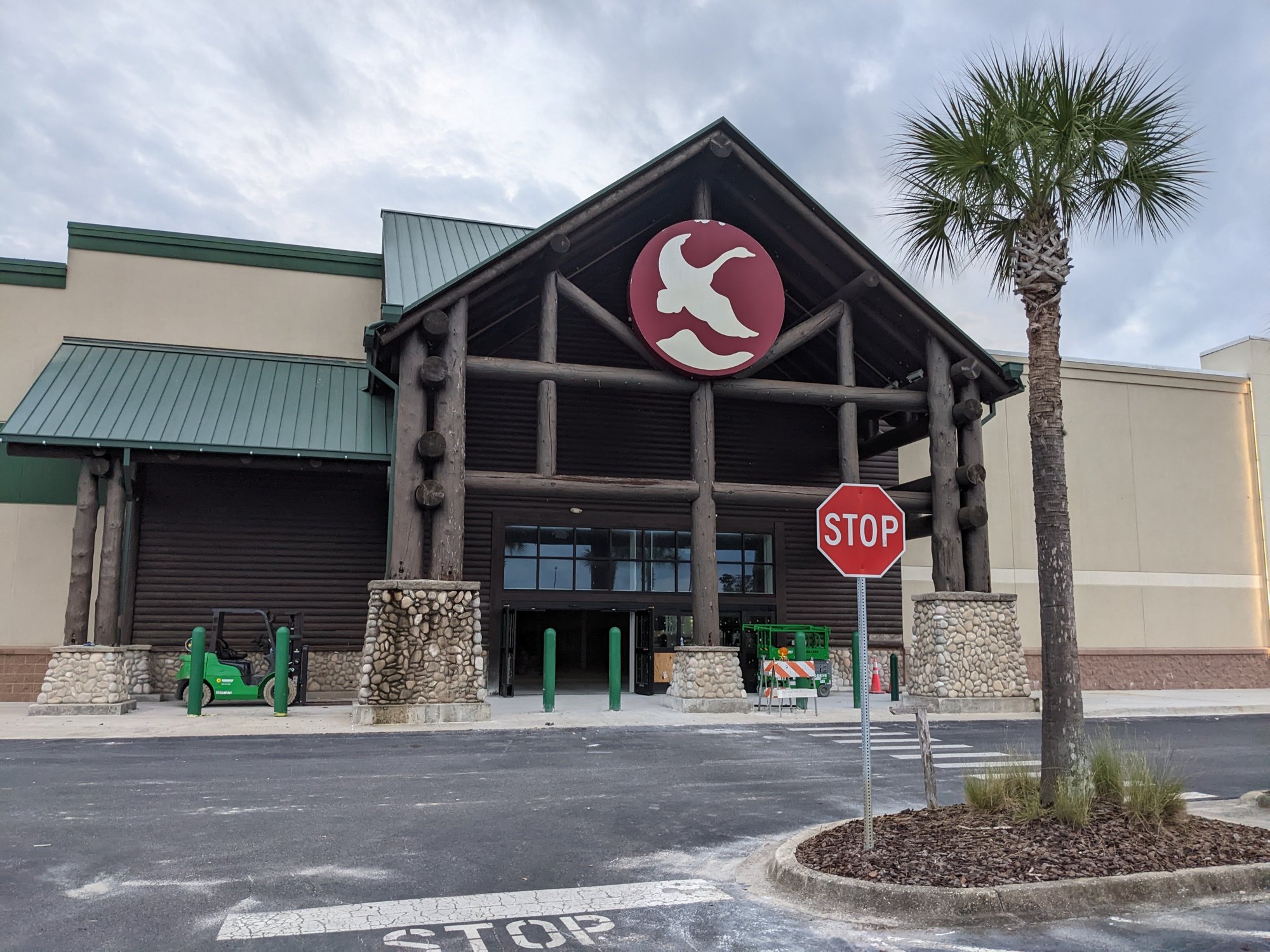 Sportsman’s Warehouse is coming to the former Gander Mountain space at River City Marketplace in North Jacksonville.