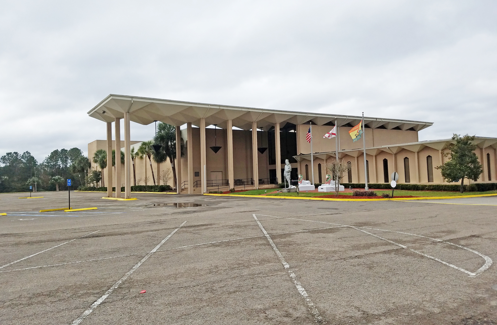 The Morocco Shrine Temple exhibition hall was built in 1985 and expanded in 1990.