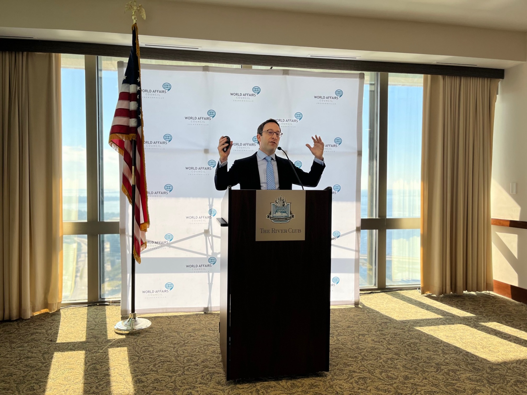 Simon Rabinovitch speaks to the World Affairs Council of Jacksonville.