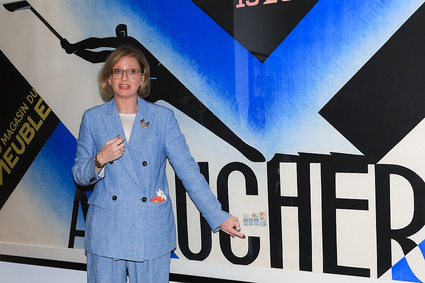 Angelina Lippert teaches the audience about artwork.