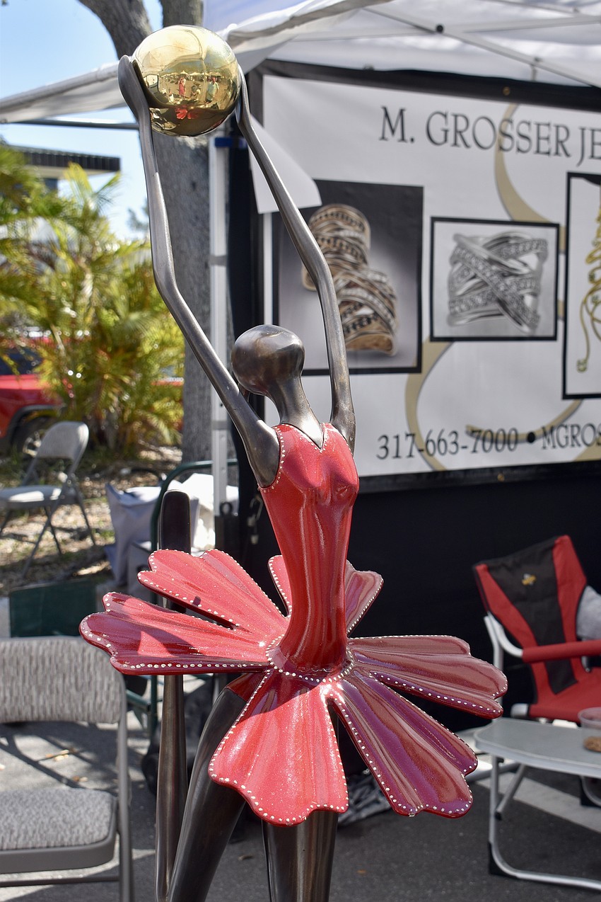 A bronze statue made by Liliana Mendez.