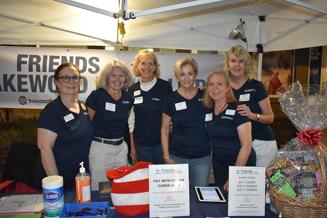 photo-friends-of-the-lakewood-ranch-library-members-sheila-shifrin-and