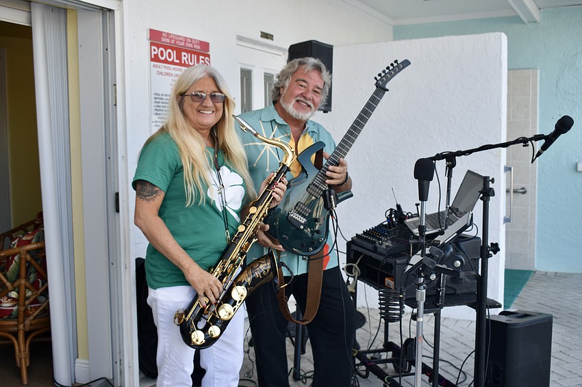 Pam Jeffries and John Rinell provide the evening's entertainment.