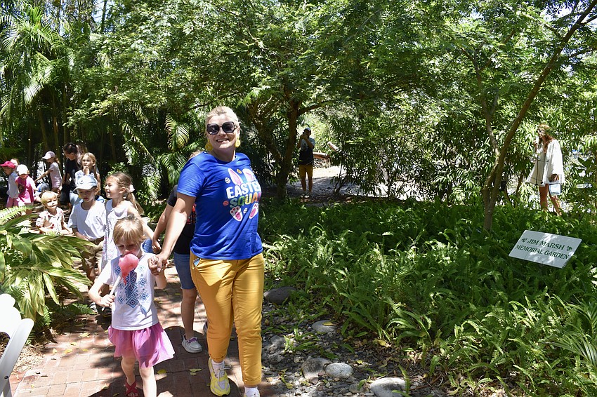 Olena Gryniava leads a conga line.
