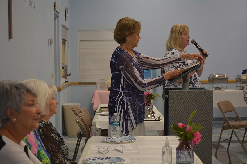 Nancy Gornto, former co-chair for the guild luncheon, introduces Cindy Noble.