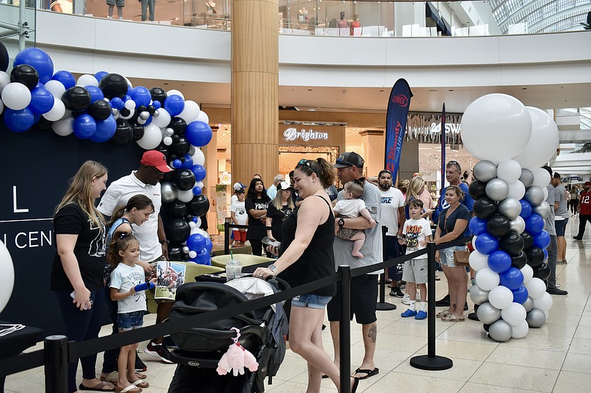 Local Tampa Bay sports fans line up at the Mall at University Town Center to get autographs from former Buccaneers and Lightning players.