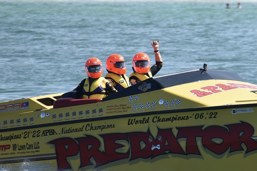 Connie Hunt, Dean Stahlman, and Nate Hunt of Naples, Florida, make a pass on the The Predator / Stahlman Motorsports boat.