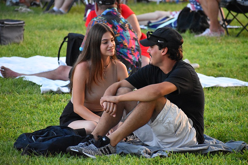 Amanda Picolli and Tulio Silva enjoy each other's company while they wait for the fireworks.