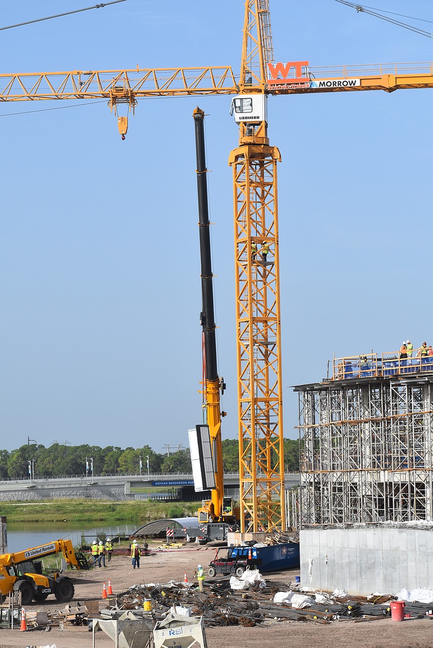 The placement of acrylic windows at Mote Science Education Aquarium on Tuesday must have been entertainment for those on the roads. An estimated 67,000 drivers pass the aquarium within viewing distance each day.