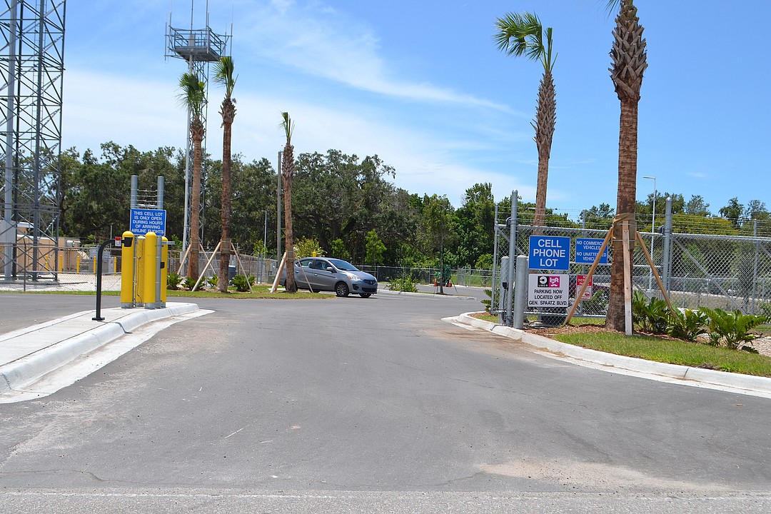 SRQ airport opens new cellphone lot Your Observer