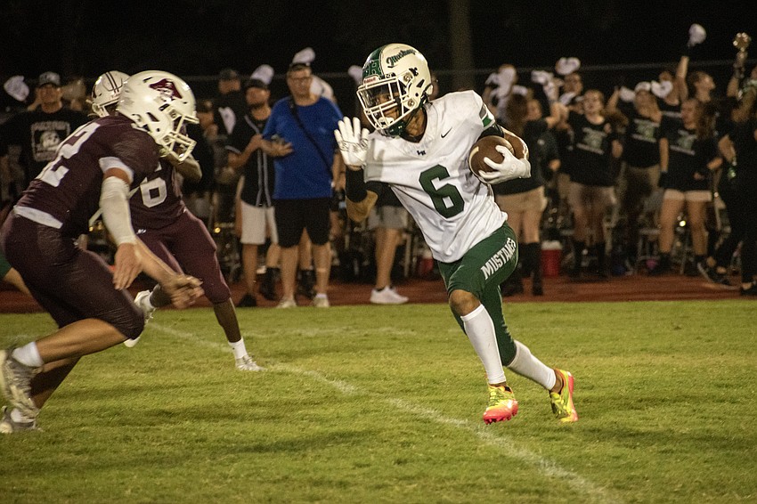 Lakewood Ranch senior receiver/defensive back Jayden Munoz (6) breaks free after a catch against Braden River.