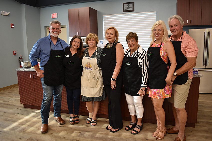 Bill Smock, Jess Kruse, Angela Massaro-Fain, Pamela Modisett, Harrietta Krasnoff, and Wanda and Ed Martinetto formed the cooking team.