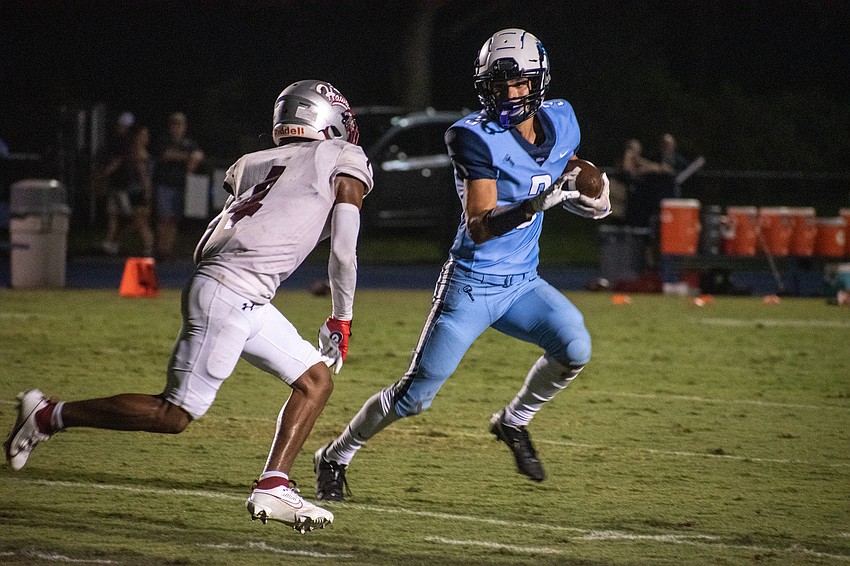 ODA receiver John Moschella takes the ball on a reverse and attempts to outrun Santa Fe cornerback Jayden McPherson.
