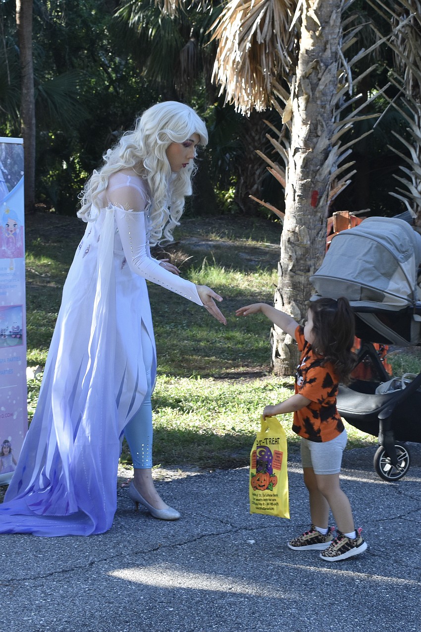 Gabrielle Baltzley, dressed as Elsa, greets Valentina Gonzalez, 3.