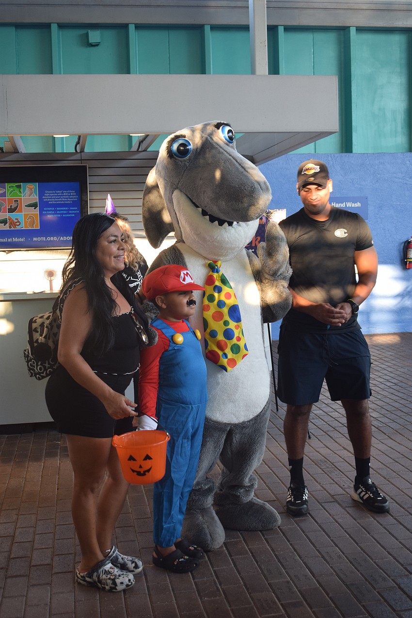 Marcella Castillo, Cristiano Lazona and Renier Lazona with Gilly the Mote Mascot